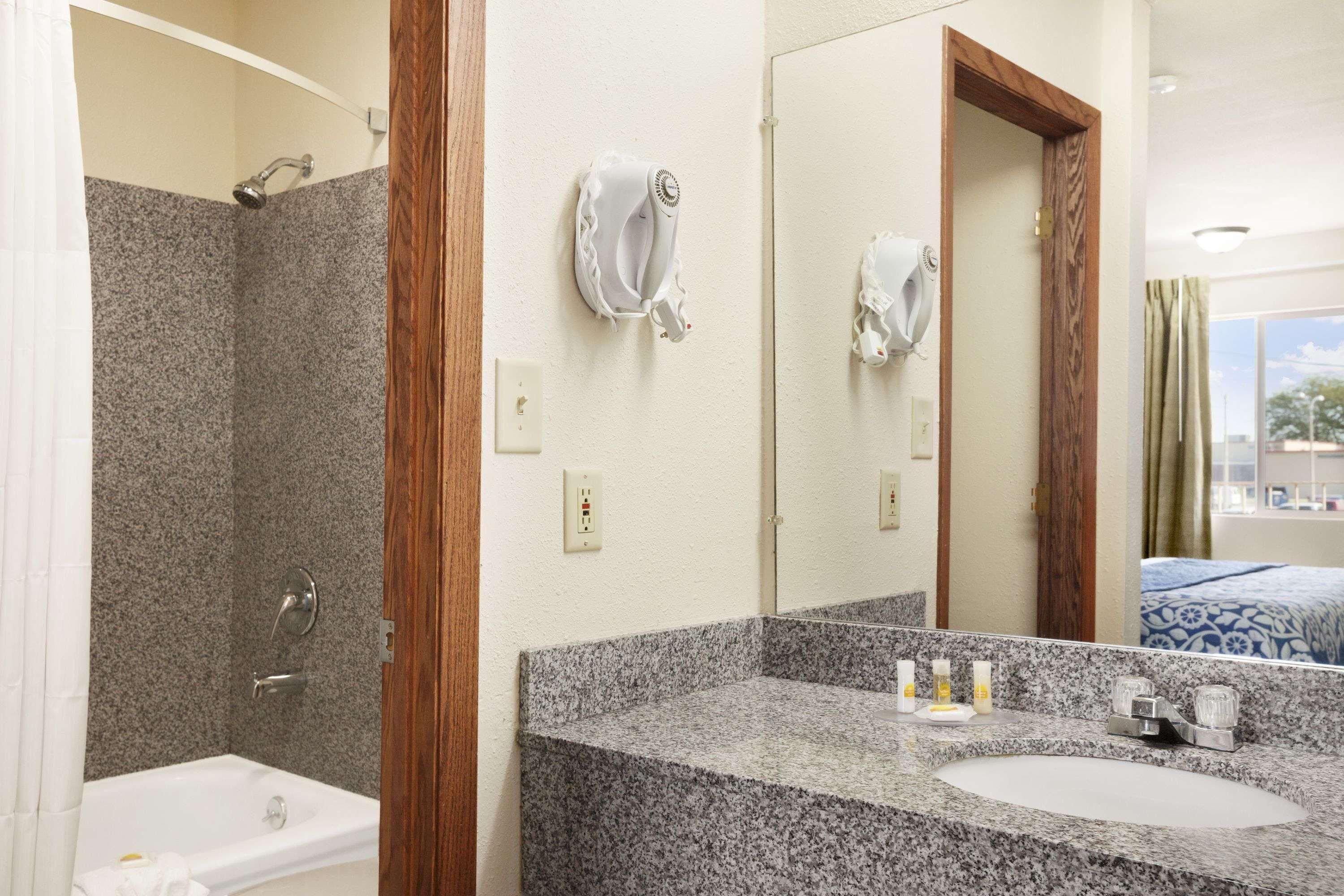 Days Inn By Wyndham Champaign/Urbana Ngoại thất bức ảnh